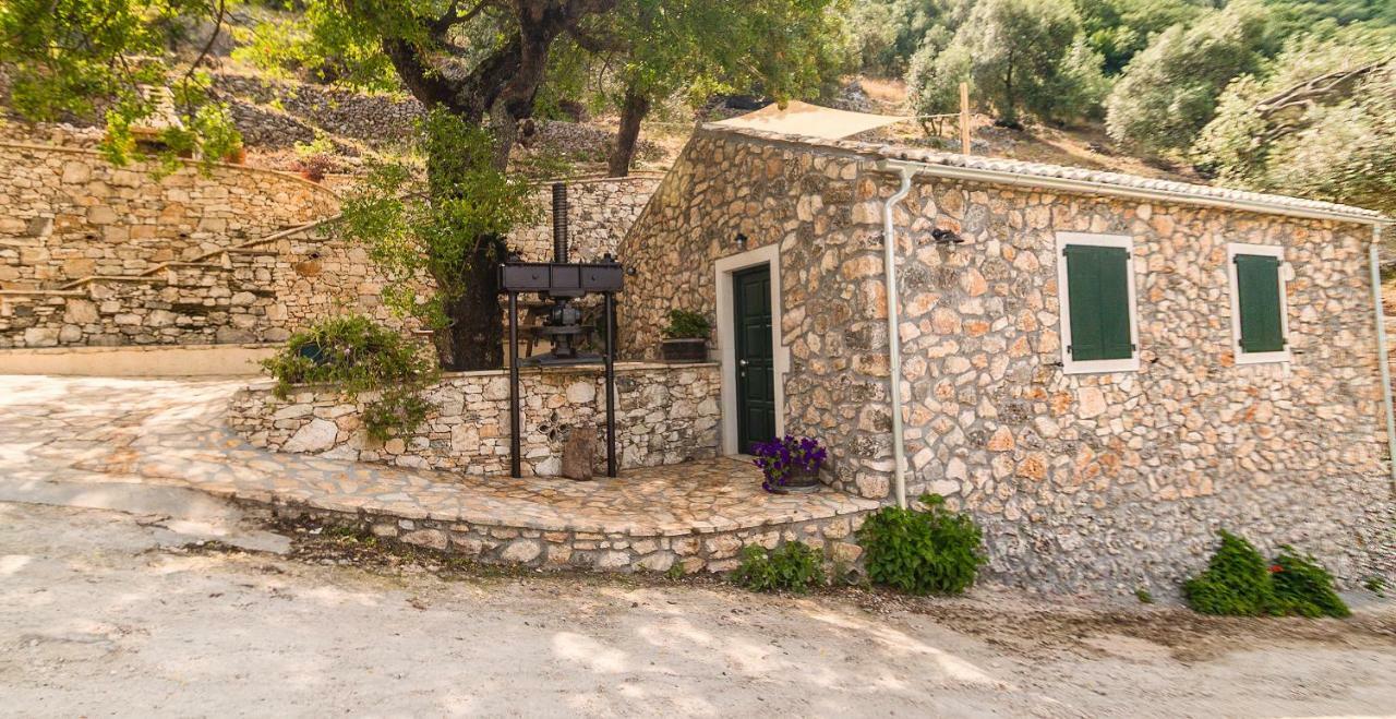 בית הארחה אצ'ארבי 	Castelli Olive Press מראה חיצוני תמונה