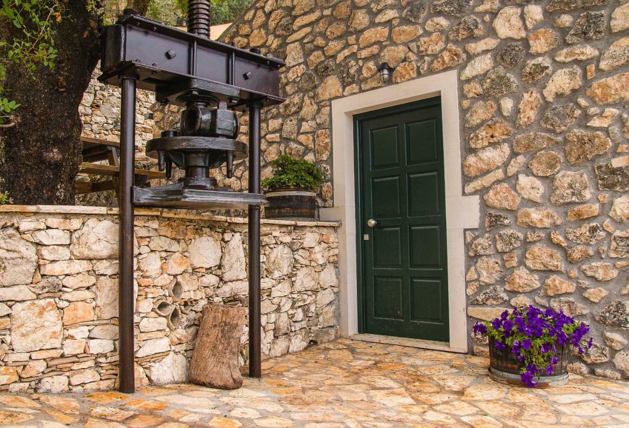 בית הארחה אצ'ארבי 	Castelli Olive Press מראה חיצוני תמונה