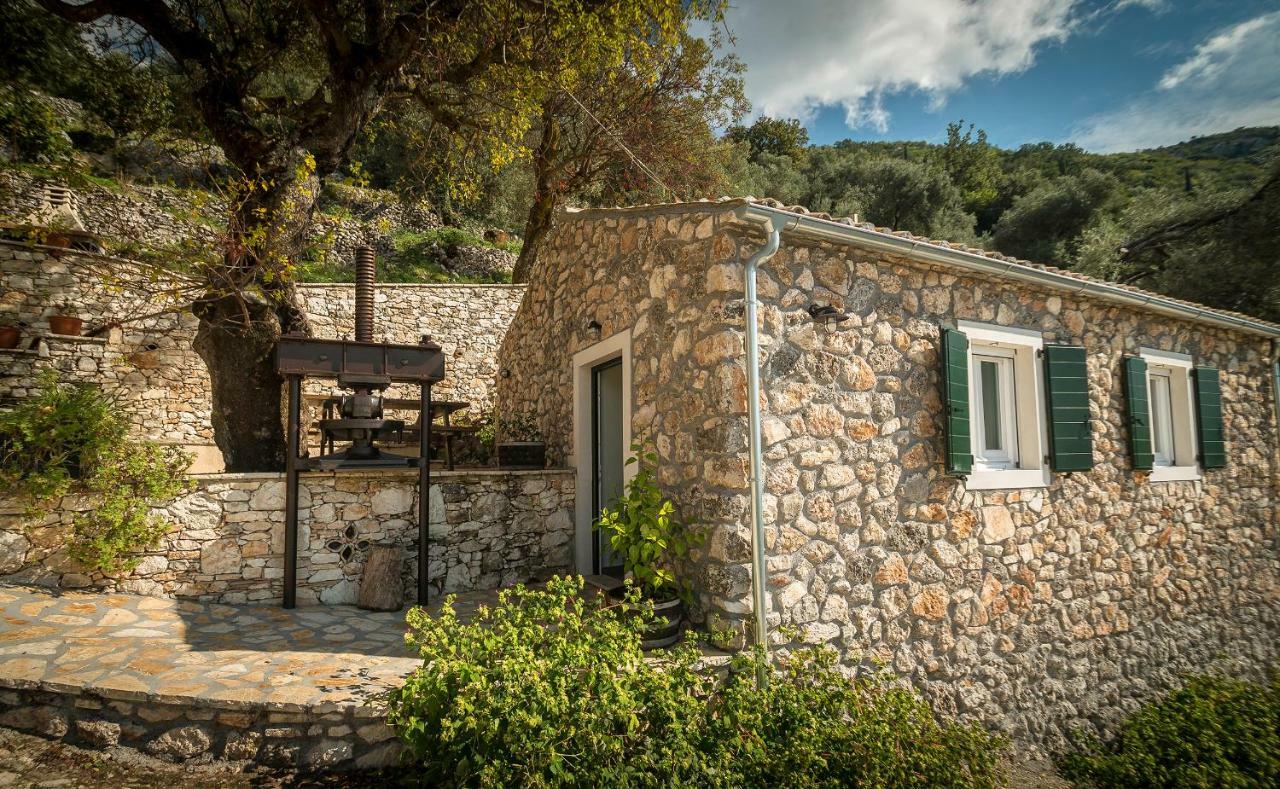 בית הארחה אצ'ארבי 	Castelli Olive Press מראה חיצוני תמונה